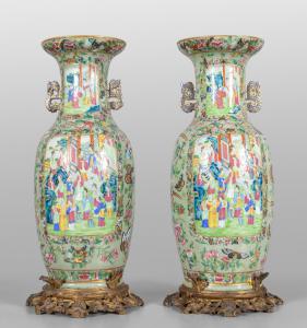 Par de vasos de porcelana decorados em policromia com bases em bronze dourado, China, século XIX